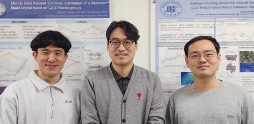 왼쪽부터 박성원 박사과정생, 조병기 교수, 변재덕 박사