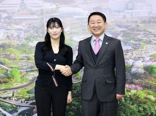 대전 서구청장, '연평해전 영웅' 고 조천형 상사 딸 초청 격려