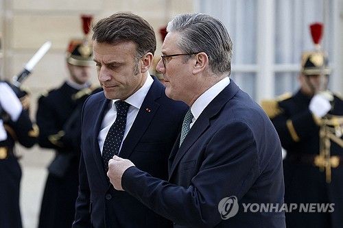 속타는 유럽…에마뉘엘 마크롱 프랑스 대통령과 키어 스타머 영국 총리 [AFP 연합뉴스. 재판매 및 DB 금지]