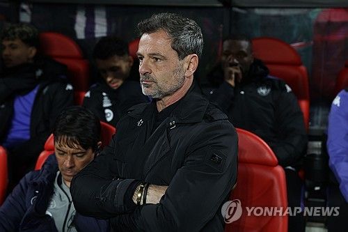 굳은 표정의 디오고 코카 감독