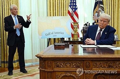 트럼프 미국 대통령과 그의 경제책사 나바로