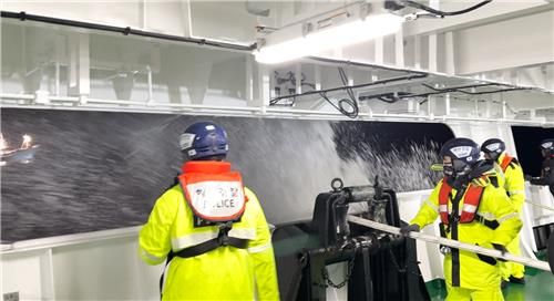 풍랑특보 속 조난선박 예인 중인 동해해경 