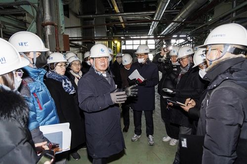 서울화력발전소 시설을 살펴보는 박강수 구청장