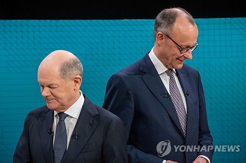 올라프 숄츠 총리(왼쪽)와 프리드리히 메르츠 CDU 대표