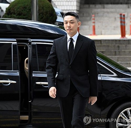 법정 출석하는 유아인