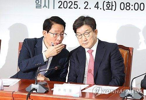 대화하는 권성동 원내대표와 김상훈 정책위의장