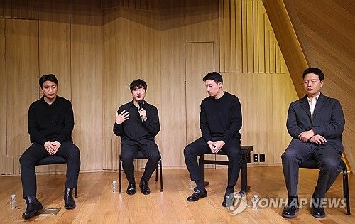 기자들과 만난 노부스 콰르텟