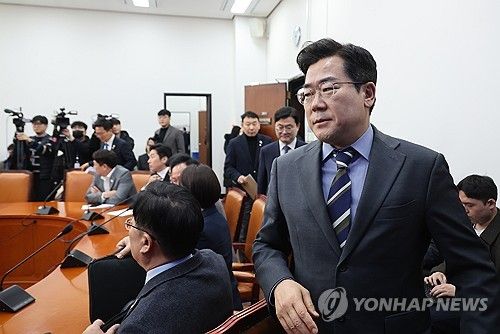 원내대책회의 참석하는 박찬대 원내대표