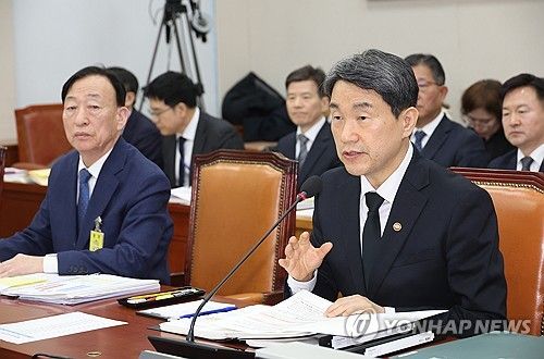 답하는 이주호 부총리