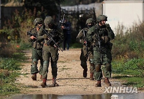 지난 5일(현지시간) 서안지구 툴카렘에서 작전 중인 이스라엘 군인들