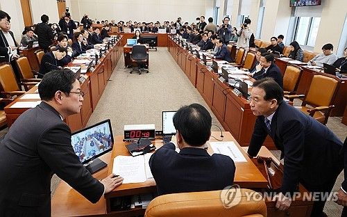 대화 나누는 기재위 여야 간사