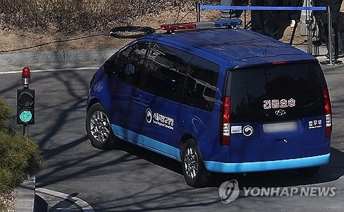 헌재 들어선 윤석열 대통령 호송차량