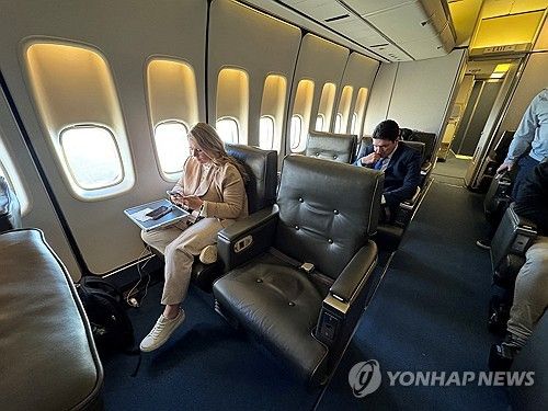 백악관이 AP통신 기자들의 에어포스원 취재를 금지한 후 14일(현지시간) AP 기자 2명의 전용좌석이 비어있다. 