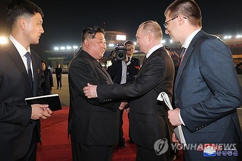 지난해 푸틴 대통령을 환송하는 김정은 국무위원장