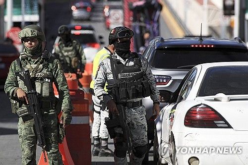 미 국경 다리에서 경계 근무하는 멕시코 국가방위대원