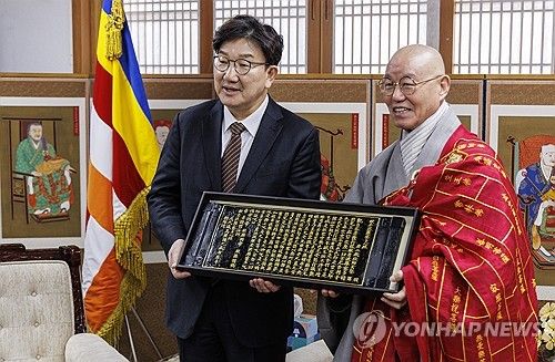 태고종 총무원장에게 반야심경 선물받은 권성동 원내대표