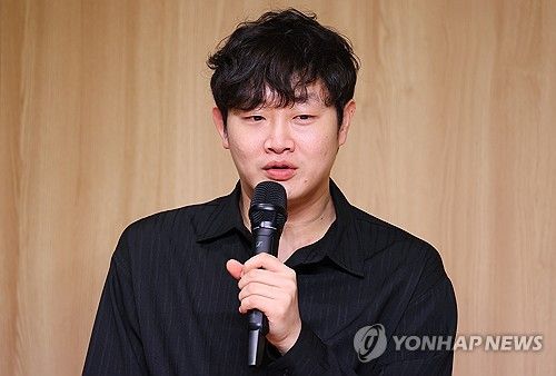 질문에 답하는 바이올리니스트 김재영