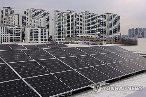 건물 옥상에 설치된 태양광 패널