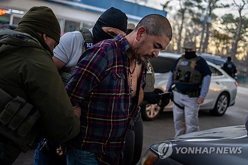 불법체류자를 체포하는 이민세관단속국(ICE) 요원