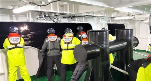 풍랑특보 속 조난선박 예인 중인 동해해경