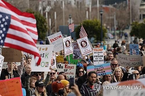 트럼프 행정부 규탄 시위