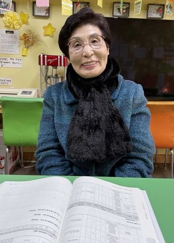 일흔 넘어 고교 졸업장 받는 황외숙 할머니