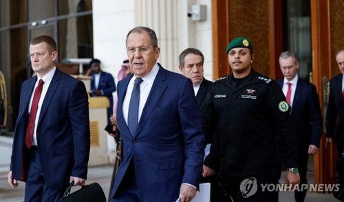 미국 대표단과 회담 앞두고 호텔 나서는 러시아 외무장관 세르게이 라브로프