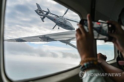 영유권 분쟁 지역인 남중국해 스카버러 영공의 중국 헬기와 필리핀 항공기