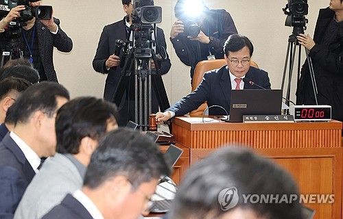 의사봉 두드리는 송언석 위원장