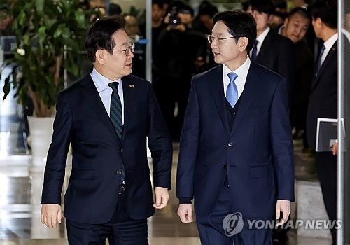 나란히 이동하는 이재명 대표-김경수 전 지사