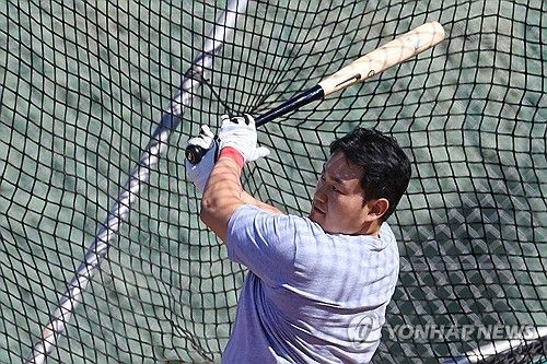 LG 스프링캠프서 타격 훈련하는 FA 최지만