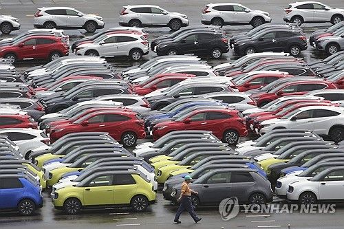 일본 요코하마항에 있는 수출 차량