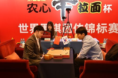 박정환(오른쪽) 9단이 리쉬안하오 9단에게 역전패했다.