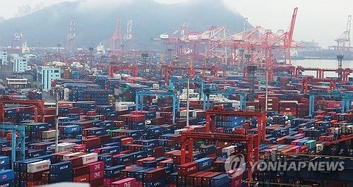 컨테이너 쌓인 부산항 신감만ㆍ감만부두