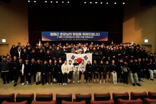 퇴임식 선수, 지도자와 기념사진 찍은 장재근 선수촌장