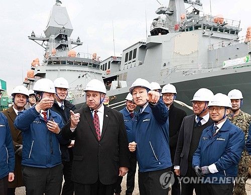 HD현대중공업 조선소 방문한 미국 해군장관