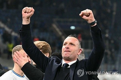 UCL 16강 진출을 확정하고 기뻐하는 니키 하옌 감독