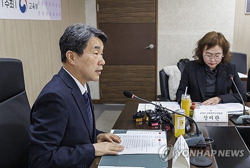 학교 구성원 정신건강 관리 대책 논의를 위한 차담회에서 발언하는 이주호 부총리