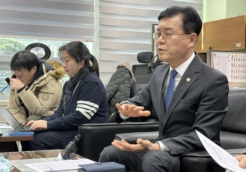 해명하는 박용근 전북도의원(오른쪽)