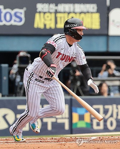 우전 안타 치는 LG 오지환