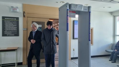 법정 나서는 김태오 전 DGB 금융 회장