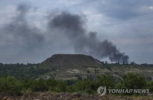 루한스크 지역에서 포격으로 피어르는 연기