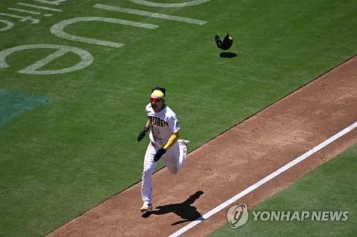 주루 도중 헬멧이 멀리 날아간 김하성