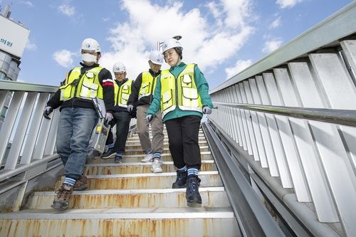 지난해 3월 보도육교를 점검하는 박희영 구청장