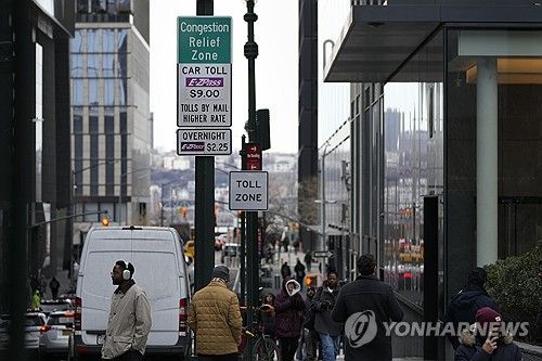 미국 뉴욕 링컨터널 출구 인근 혼잡통행료 안내판