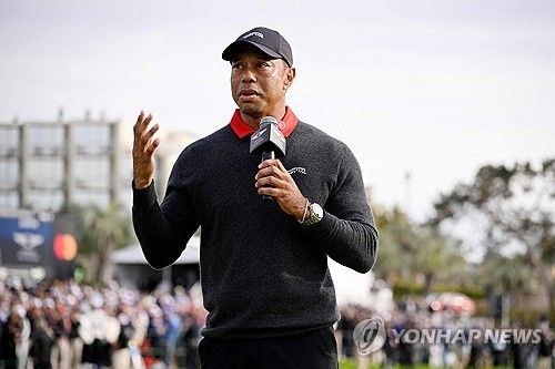 연설하는 타이거 우즈.