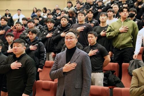 퇴임식에서 국민의례하는 장재근 선수촌장(중앙)