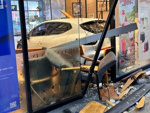 커피숍 돌진한 차량