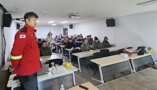 장병들에게 교육하는 산불 담당자