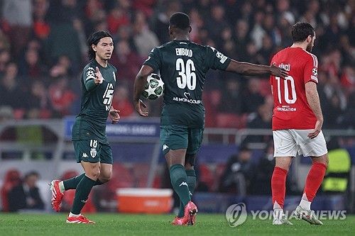 골 넣고 기뻐하는 미나미노(왼쪽)